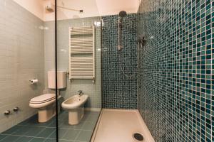 ラヴェンナにあるAppartamento Placidusのバスルーム(シャワー、トイレ、シンク付)