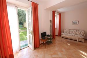a living room with a couch and a television at Residence la Limonera in Bellagio