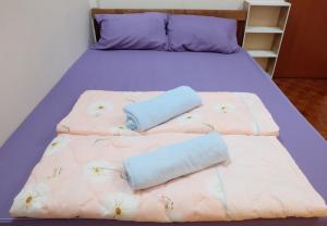 Tempat tidur dalam kamar di JD hostel