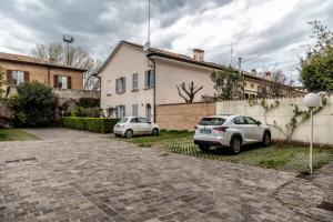 ラヴェンナにあるAppartamento Placidusの家の前に駐車した車2台