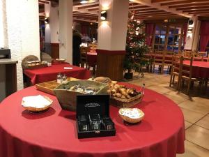un tavolo rosso con un cesto di cibo sopra di Village vacances Le Savoy a Le Grand-Bornand