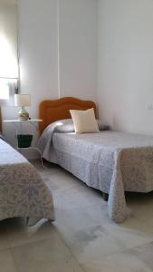 タリファにあるApartamento Abrilのベッドルーム1室(枕付)