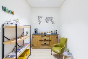 サン・セバスティアンにあるペンション ブエンパスのデスクと緑の椅子が備わる客室です。