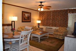 een woonkamer met een tafel en een bank bij Ocean Landings Resort in Cocoa Beach