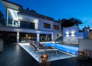 Swimmingpoolen hos eller tæt på Villa Jolie