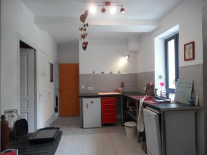 a kitchen with a counter and a counter top at Le champ des étoiles in Massoulès