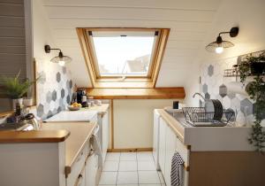 cocina con fregadero y ventana en Duplex Vauban - Home-one, en Dannemarie-sur-Crête