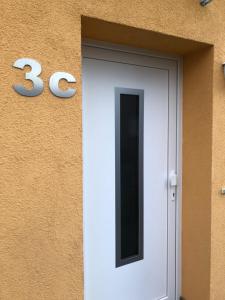 eine weiße Tür an der Seite eines Gebäudes in der Unterkunft Ferienwohnung Anke - Apartment 3c in Heinsberg