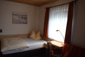 Postel nebo postele na pokoji v ubytování Gasthof Adler