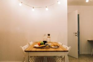 - une table avec une assiette de fruits et une bouteille de vin dans l'établissement B&B El Mercat, à Valence