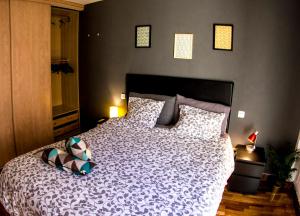 マドリードにあるCasa Pezのベッドルーム(大型ベッド1台、枕付)