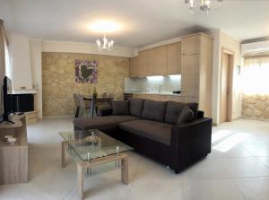 een woonkamer met een bank en een tafel bij Anastasia Villas in Siviri