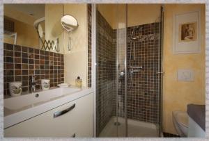 een badkamer met een douche, een wastafel en een toilet bij La Caravelle Vue Mer et Wifi in Le Lavandou