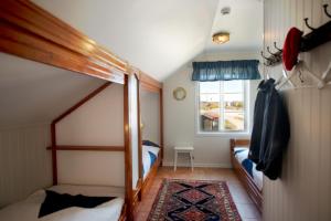 Logi & Bastu في كارينغون: غرفة نوم بسريرين بطابقين ونافذة