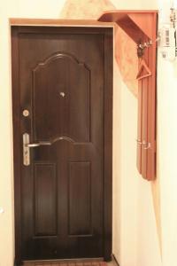 ウージュホロドにあるTihogo 15の部屋の角の黒い扉