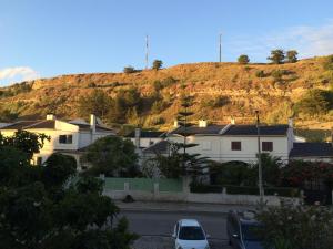 Blick auf einen Hügel mit Häusern und Auto in der Unterkunft Atlantic Bay in Costa da Caparica