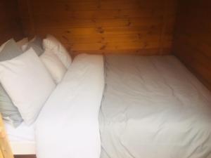 
Een bed of bedden in een kamer bij Stacaravan Jade
