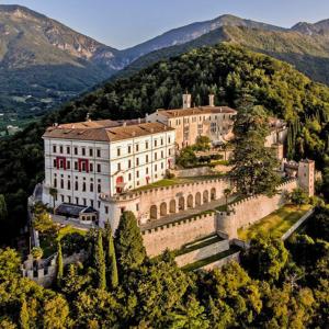 un gran edificio en la cima de una montaña en Il Borgo dei Laghi en Revine Lago