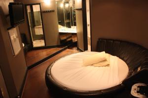 Cama ou camas em um quarto em Snob Motel (Adult Only)