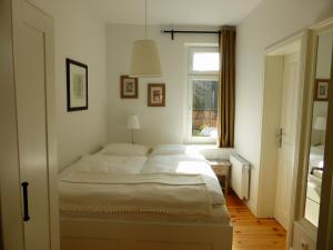 a bed in a room with a window at Kleine Hohe 18 in Wismar