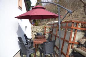 Un patio o zona al aire libre en Attic Rooms Tábor
