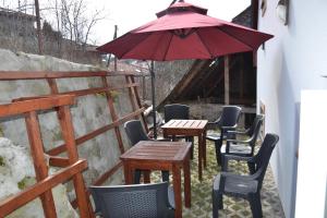 Un patio o zona al aire libre en Attic Rooms Tábor