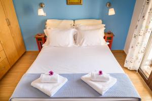 A bed or beds in a room at Platanias Sky View