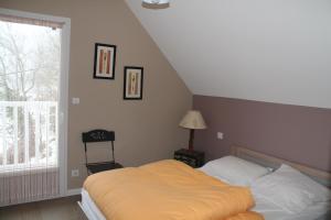 Schlafzimmer mit einem Bett und einem Fenster in der Unterkunft Les coquelicots in Luz-Saint-Sauveur