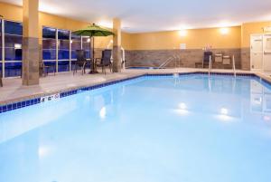 uma grande piscina num quarto de hotel em GrandStay Hotel & Suites em Cannon Falls