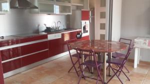 Kuchyň nebo kuchyňský kout v ubytování Villa du Quai