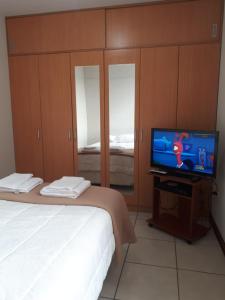 1 dormitorio con 1 cama y TV de pantalla plana en Departamento Familiar En Chiclayo, en Chiclayo