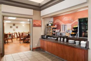 Days Inn by Wyndham Calgary Airport tesisinde bir restoran veya yemek mekanı