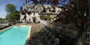 Bazén v ubytování Le clos de Banes nebo v jeho okolí