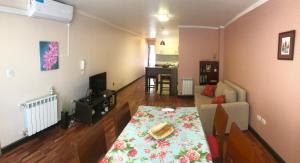 salon ze stołem i kanapą w obiekcie Departamento Salta Capital w mieście Salta