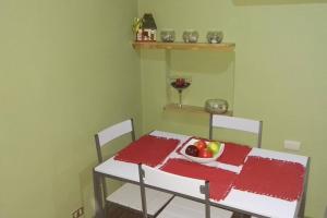 une table de salle à manger avec un bol de fruits dessus dans l'établissement Beautiful Apartment San Jose Downtown 5, à San José