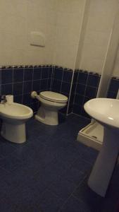 een badkamer met 2 toiletten en een wastafel bij Vista Montagna in Caulonia Marina