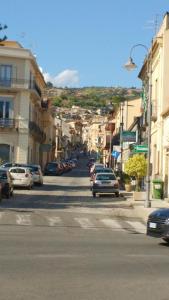 een straat met auto's aan de kant van de weg bij Vista Montagna in Caulonia Marina