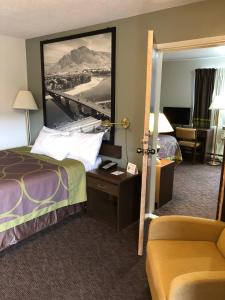 Postel nebo postele na pokoji v ubytování Super 8 by Wyndham Kamloops East