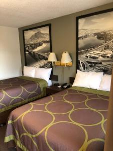 Postel nebo postele na pokoji v ubytování Super 8 by Wyndham Kamloops East