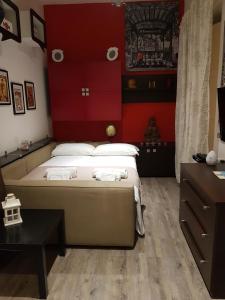 パレルモにあるFirriato di Villafrancaの赤い壁のベッドルーム1室