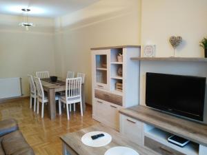 een woonkamer met een eettafel en een televisie bij Apartamento turistico Olite in Olite