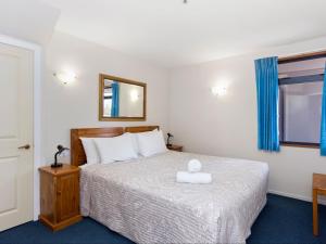 Giường trong phòng chung tại Boatshed Motel Apartments +37 ảnh