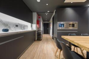 Airhostel Barcelona Airport 24h的厨房或小厨房