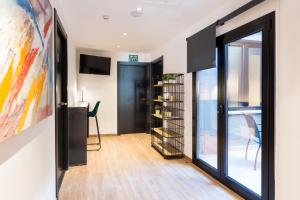 Airhostel Barcelona Airport 24h的厨房或小厨房