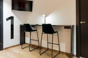 Airhostel Barcelona Airport 24h的电视和/或娱乐中心