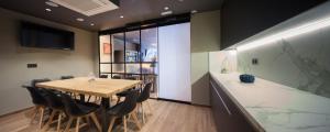 Airhostel Barcelona Airport 24h的电视和/或娱乐中心