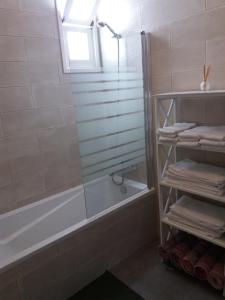 ラゴアにあるCasa do Cruzeiroのバスルーム(シャワー、バスタブ、シンク付)