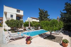 Bazén v ubytování Sunny Rhodes Villa nebo v jeho okolí