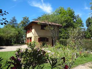 a small house in the middle of a garden at La Minauderie in Écully
