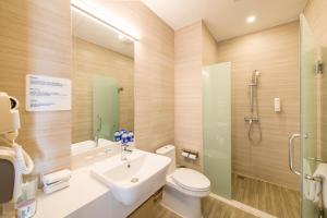 Holiday Inn Express Chengde Downtown, an IHG Hotel في تشنغده: حمام مع حوض ومرحاض ودش